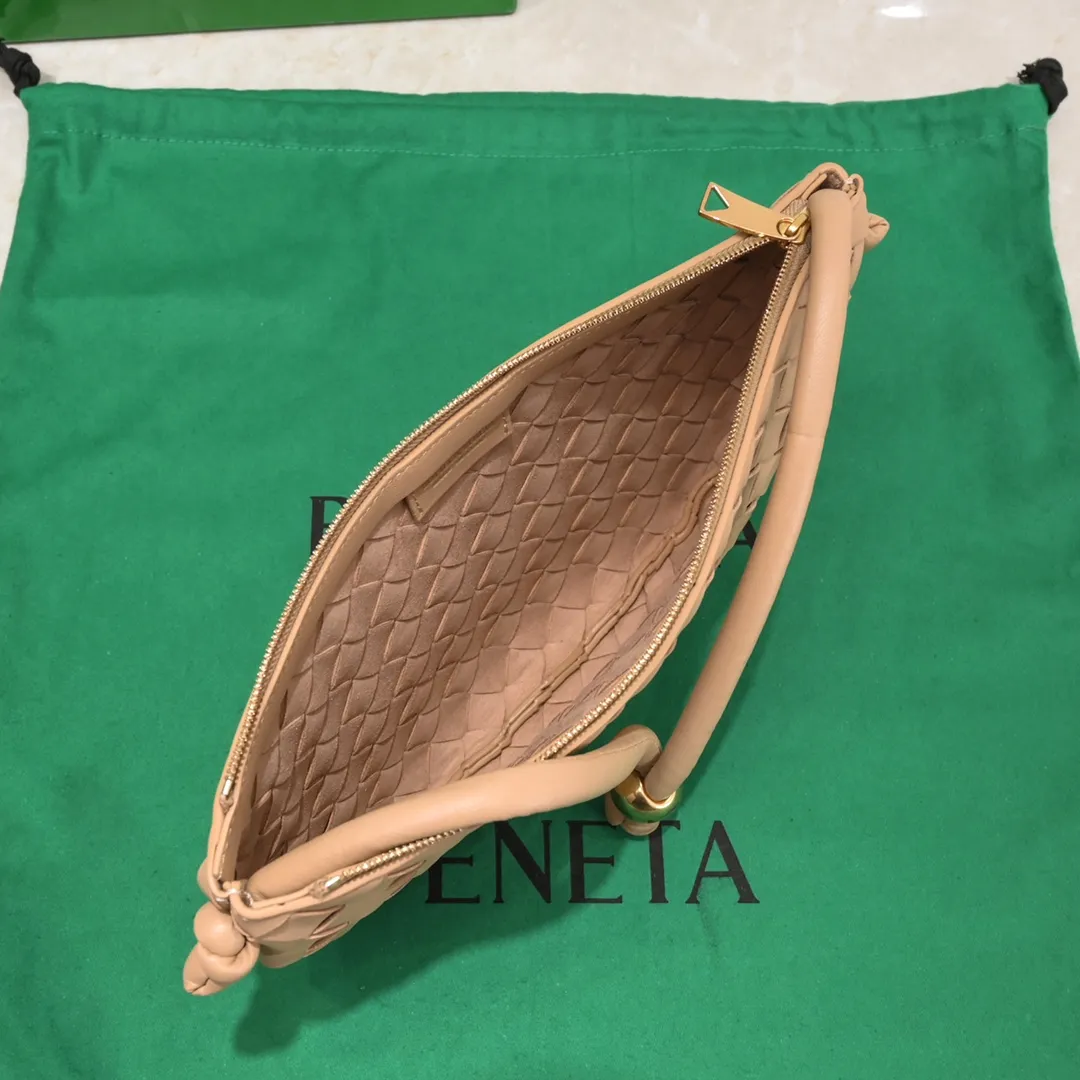 Batch 1220 BV has released new products. The small size TURN #recommended new hot style is still the classic woven logo that we can recognize at a glance. It is really a unique style that is familiar and unfamiliar! Made of sheepskin braiding, with beautiful gold beads on the shoulder straps for free adjustment. You can switch between the shoulder bag and the handbag at will. It has a concave and convex shape anytime and anywhere. It is a practical king with a unique personality. It also has the right color combination that can be sweet or salty. It is full of style. It is a beautiful summer catwalk style. Pull it out quickly. Small size: 29*3*19. Model: 6699-2#